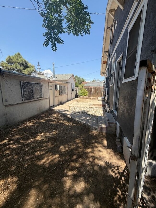 Building Photo - Close to Downtown Beautiful 2 bed 1 bath