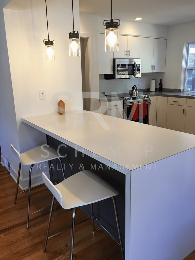 Building Photo - Updated 4BR with two living spaces in Hikes Point **Available Now**