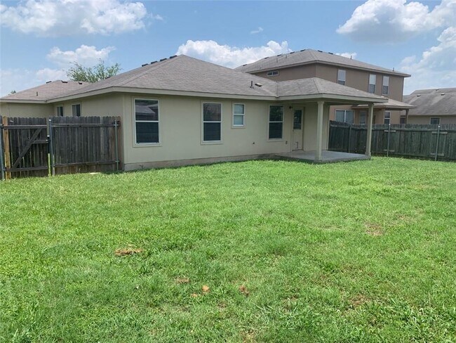 Building Photo - 411 Quail Hollow Dr