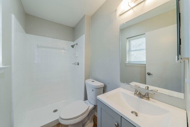 Building Photo - 802 Birchwood Dr