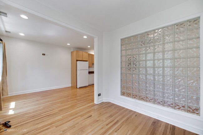 Building Photo - 5252 S Drexel Ave