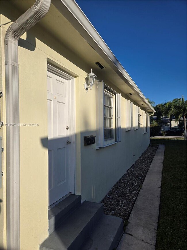 Building Photo - 1708 Plunkett St