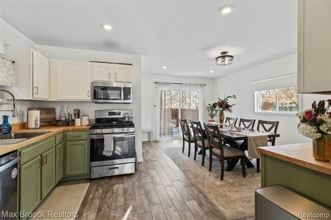 Building Photo - 3020 Grove St