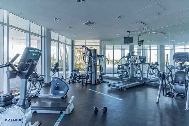 Building Photo - 6515 Collins Ave