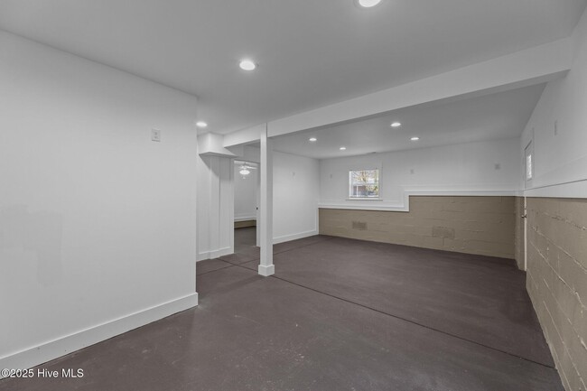 Building Photo - 223 W 5th St