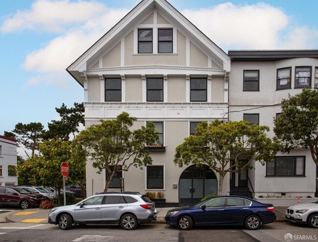 Building Photo - 754 Lake St