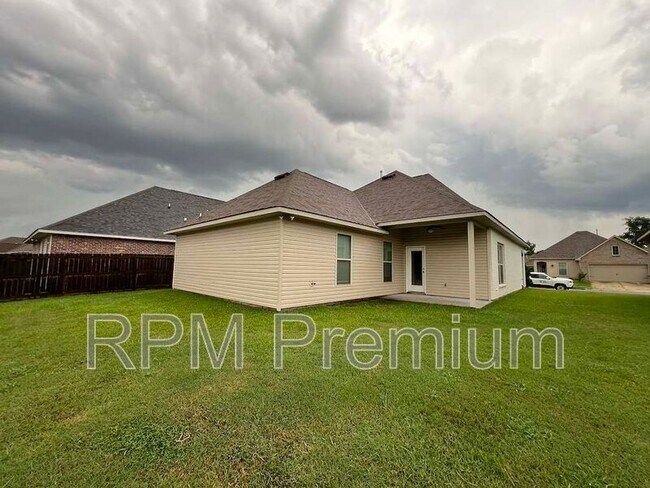 Building Photo - 6212 Lake Edge Dr