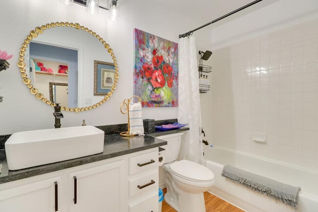 Building Photo - 1208 E 3rd St