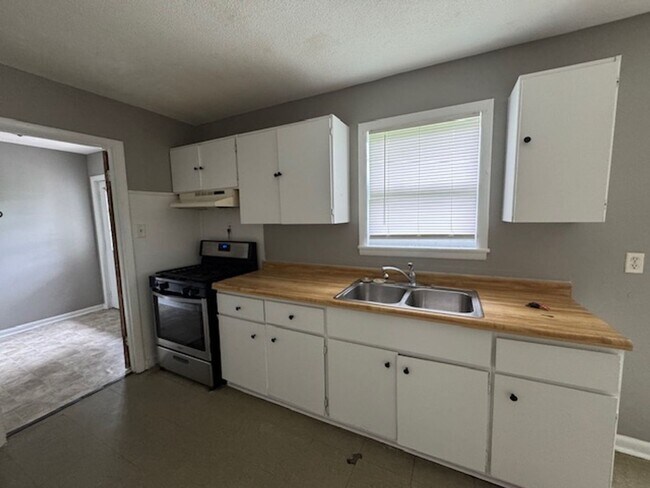 Building Photo - CREEKWOOD