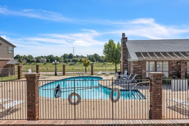 Building Photo - 11431 Springhollow Rd