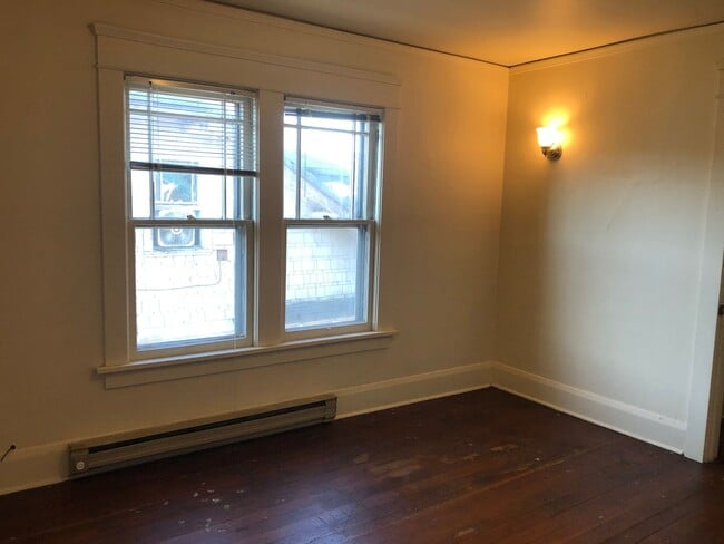 Building Photo - Vintage Campus House ~  3 bedrooms, 1.5 bath