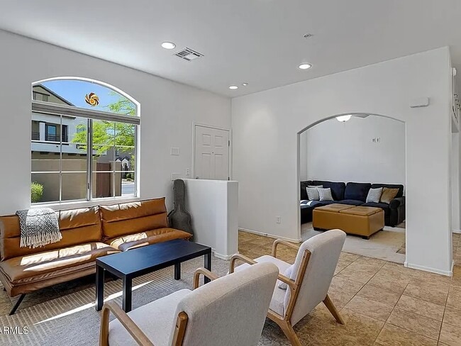 Building Photo - 2725 E Mine Creek Rd