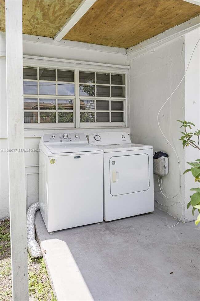 Building Photo - 7031 SW 27th Ct