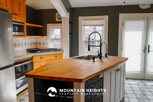 Building Photo - 235 Reed Ave N