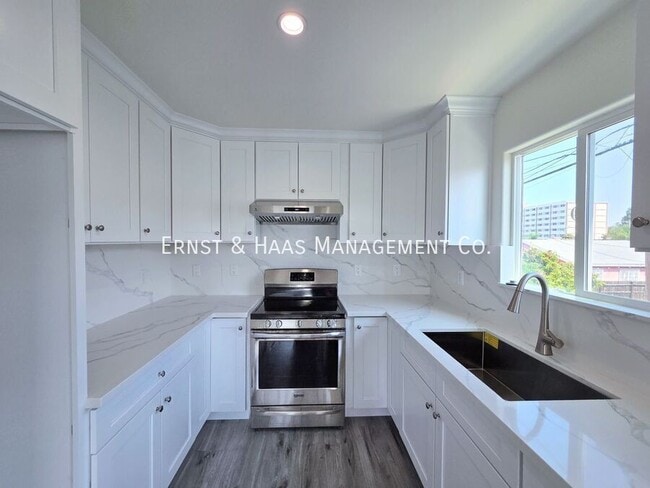 Building Photo - 1320 Lewis Ave