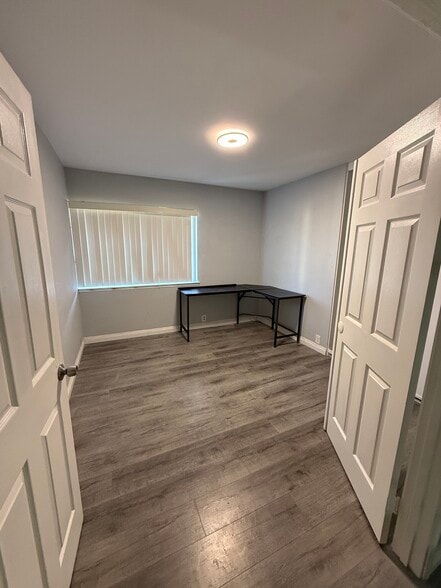 Room 1 - 2617 Lakemoor Pl