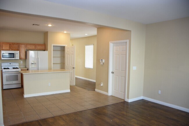 Building Photo - BEAUTIFUL 4 BEDROOM, 2.5 BATH SINGLE-FAMIL...