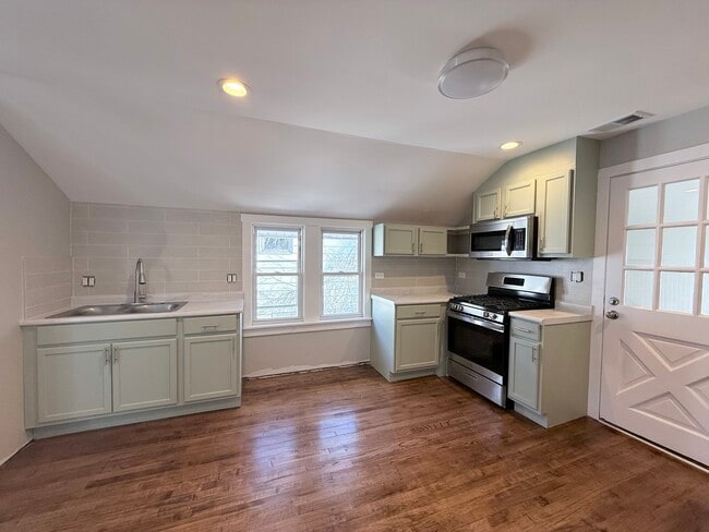 Building Photo - 315 W 111th St