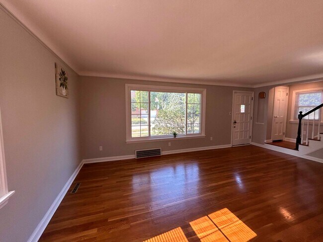Building Photo - Spacious Colonial For Rent in Lyndhurst