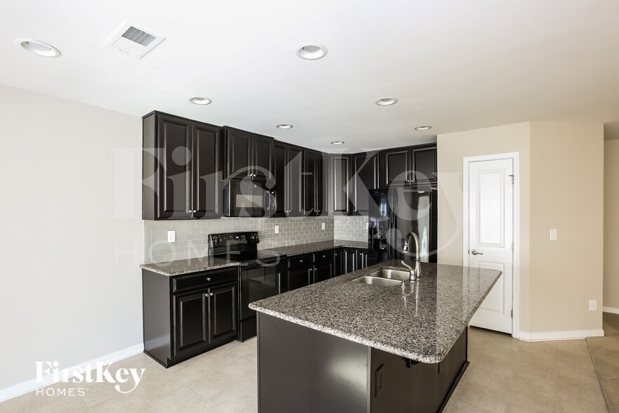 Building Photo - 1512 Scarbrough Cir SW