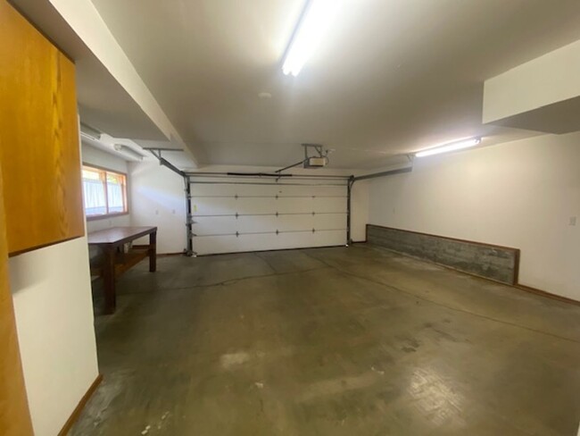 Building Photo - Private / executive 3/2 by Sequoia Park