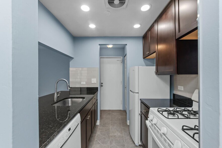 Building Photo - 663 W Grace St