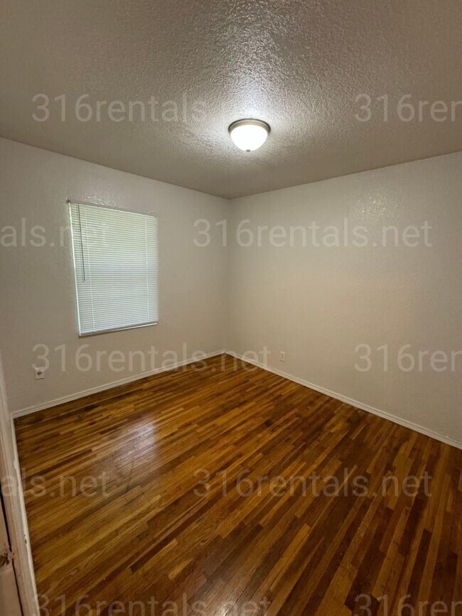 Building Photo - $725- 2 bed 1 bath bi-level apartment with...