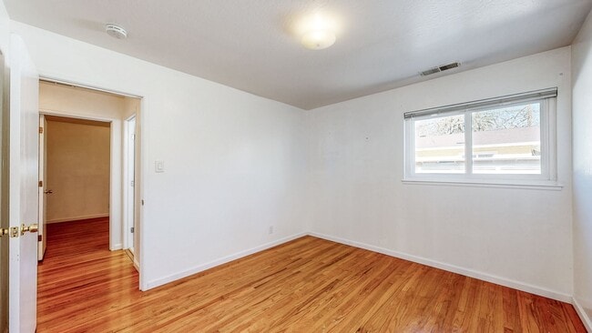 Building Photo - Delightful 2 Bedroom 1 Bath Unit with 1 Car Garage