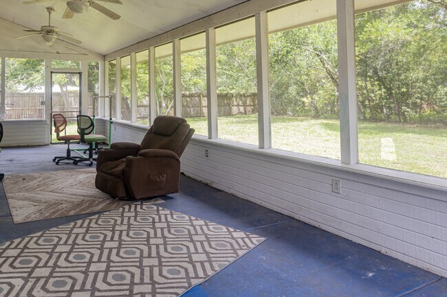Building Photo - 5039 Winchester Dr S