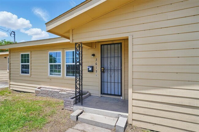 Building Photo - 3615 Seabrook St