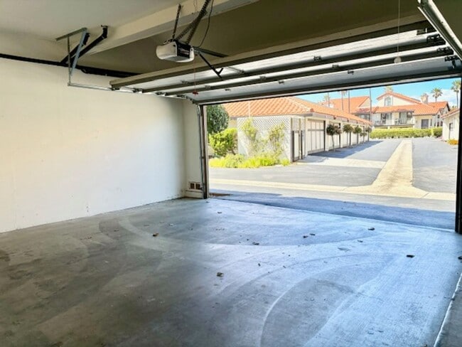 Building Photo - The Colony | Oxnard | 2 Bedroom + 2 Bathroom + Loft