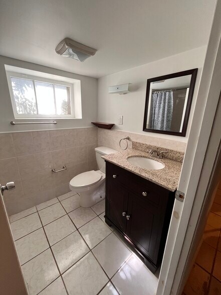 Building Photo - 121 Shore Dr