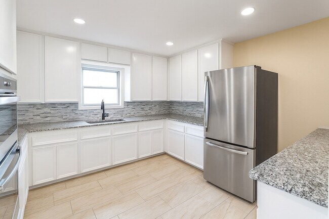 Building Photo - 1424 N Avenue F