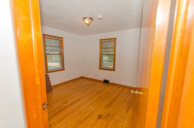 Building Photo - 3 bedroom, 2 bath home located in Green Ac...