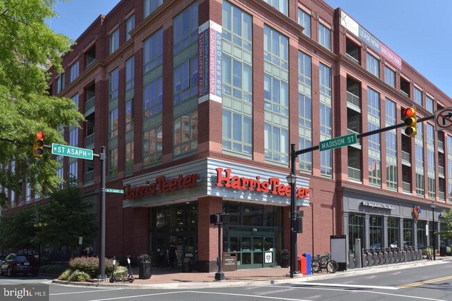 Building Photo - 420 Cook St