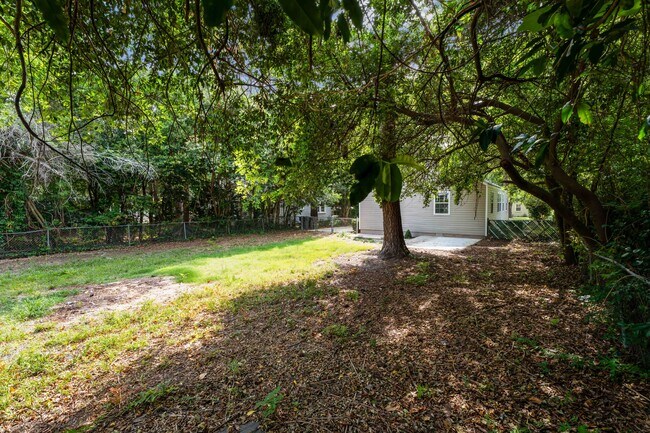 Building Photo - 404 S Audubon Ave