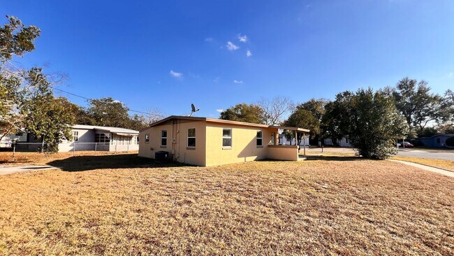 Building Photo - $300 off of a month of rent! Charming 3-Bedroom Home in Deltona! – Pets Welcome (Up to 30 lbs) – ...