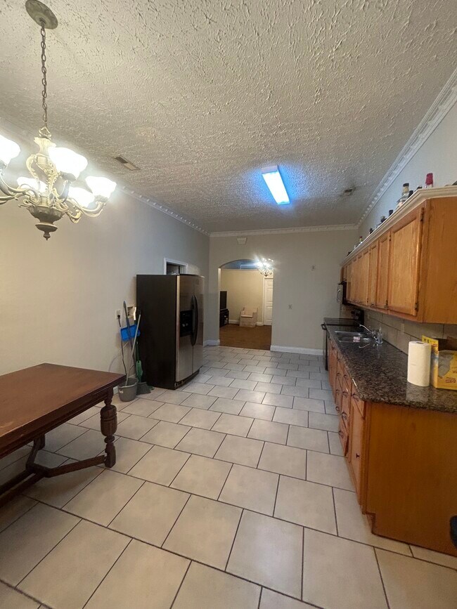 large kitchen - 426 N Roane St