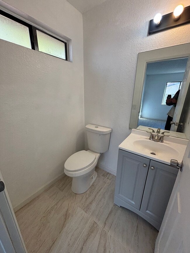 Building Photo - Cozy 2-Bedroom Unit with Fireplace and Utilities Included in Lancaster!