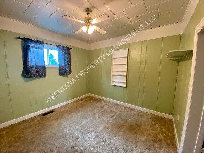 Building Photo - Spacious Two Bedroom Home on the Flats!