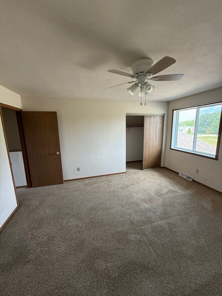 Building Photo - N1531 Fawn Ridge Dr