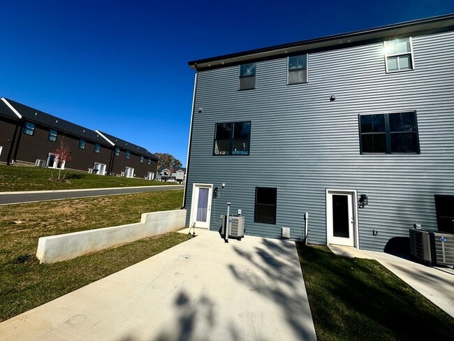 Building Photo - 1ST MONTH RENT FREE - END UNIT Sunburst Villa Luxury Townhouse WITH BASEMENT