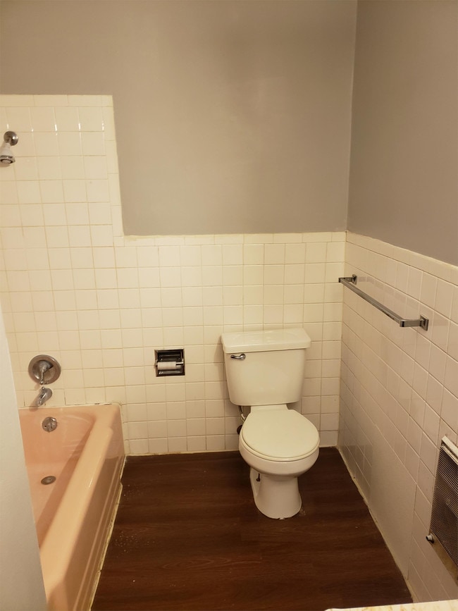 Building Photo - 305 N Robinson Cir