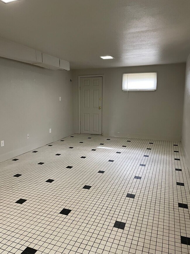 Building Photo - 4 Bed 2 Bath Old Town Fort Collins Home on Corner Lot