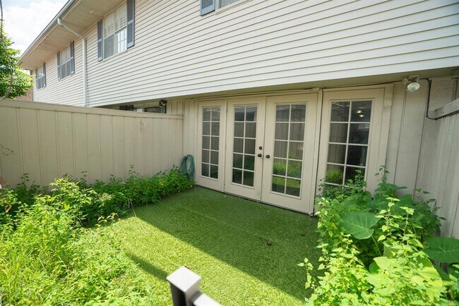 Building Photo - 6342 Chevy Chase Dr
