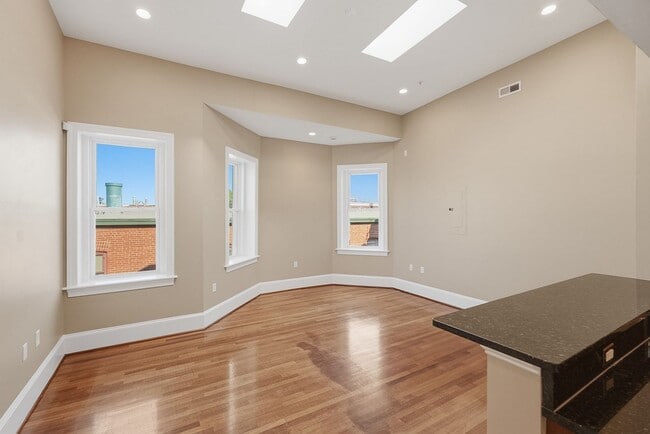 Building Photo - Columbia Heights Penthouse Condo | 1 Bed | 1 Bath | 600 Sf