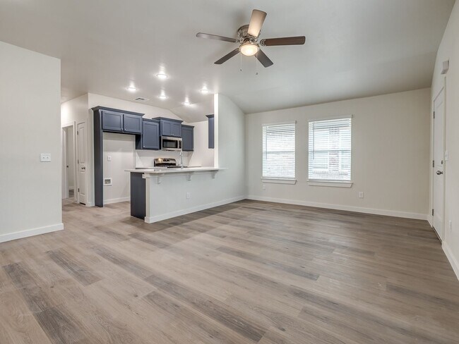 Building Photo - Stylish & Spacious 3-Bedroom Duplex in North Oklahoma City