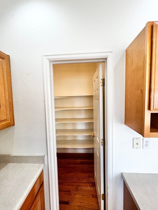 Building Photo - 4 bed, 3 bath Home in Huntington Hills Nei...