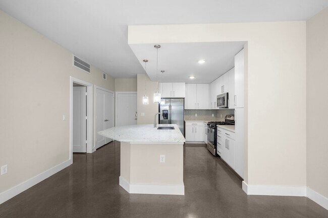 Building Photo - 1825 N San Jacinto Street Unit 641