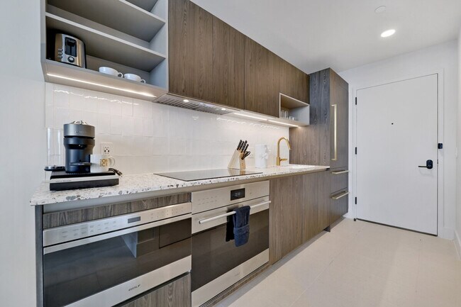 Building Photo - 215 SW 5th Ave